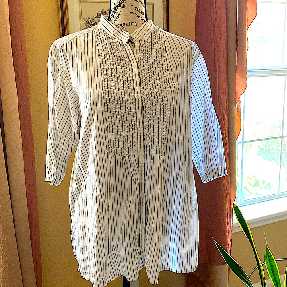 Classy DKNY bib/mandarin collar shirt